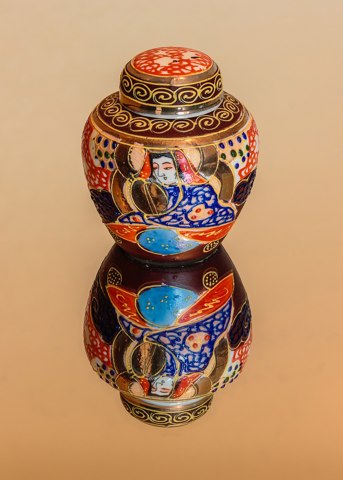 Chinees decoratief vaasje op glas 20 12 2020. (actm.) 02